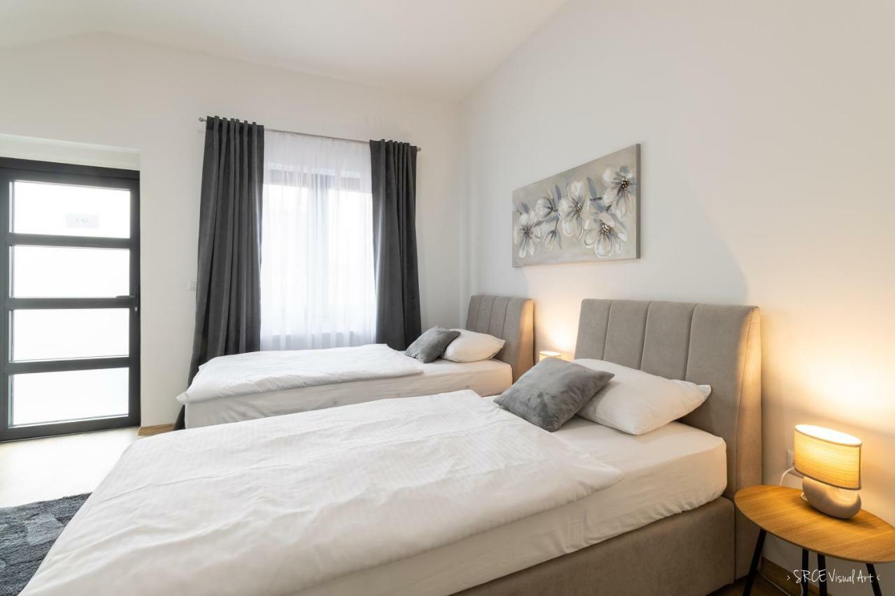 Apartmani Gundulic โอซีเยก ภายนอก รูปภาพ